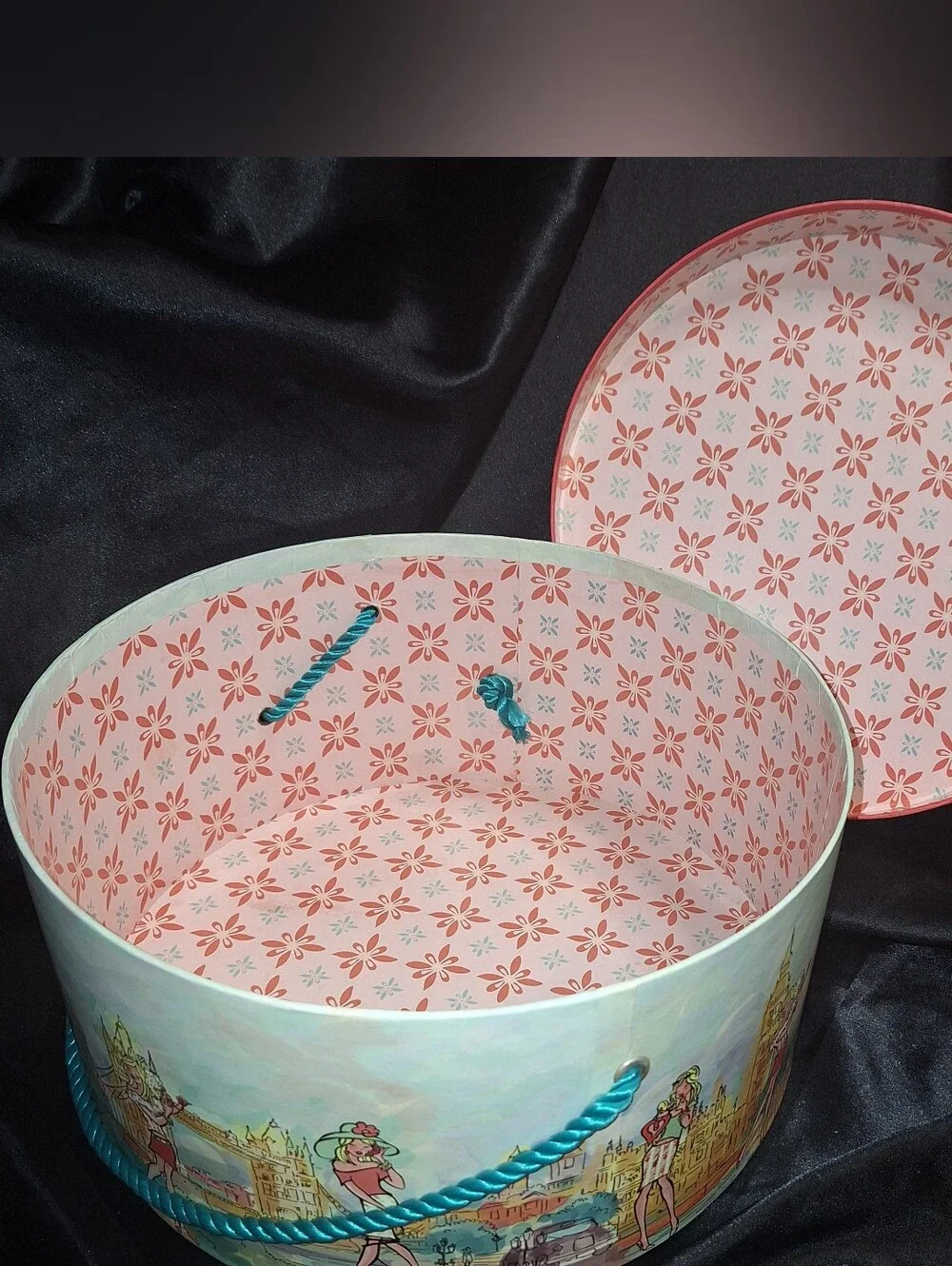 Vintage Hat Box~DJ Designs~London Chic Mod Girl~2009~Big Ben~14 Inch